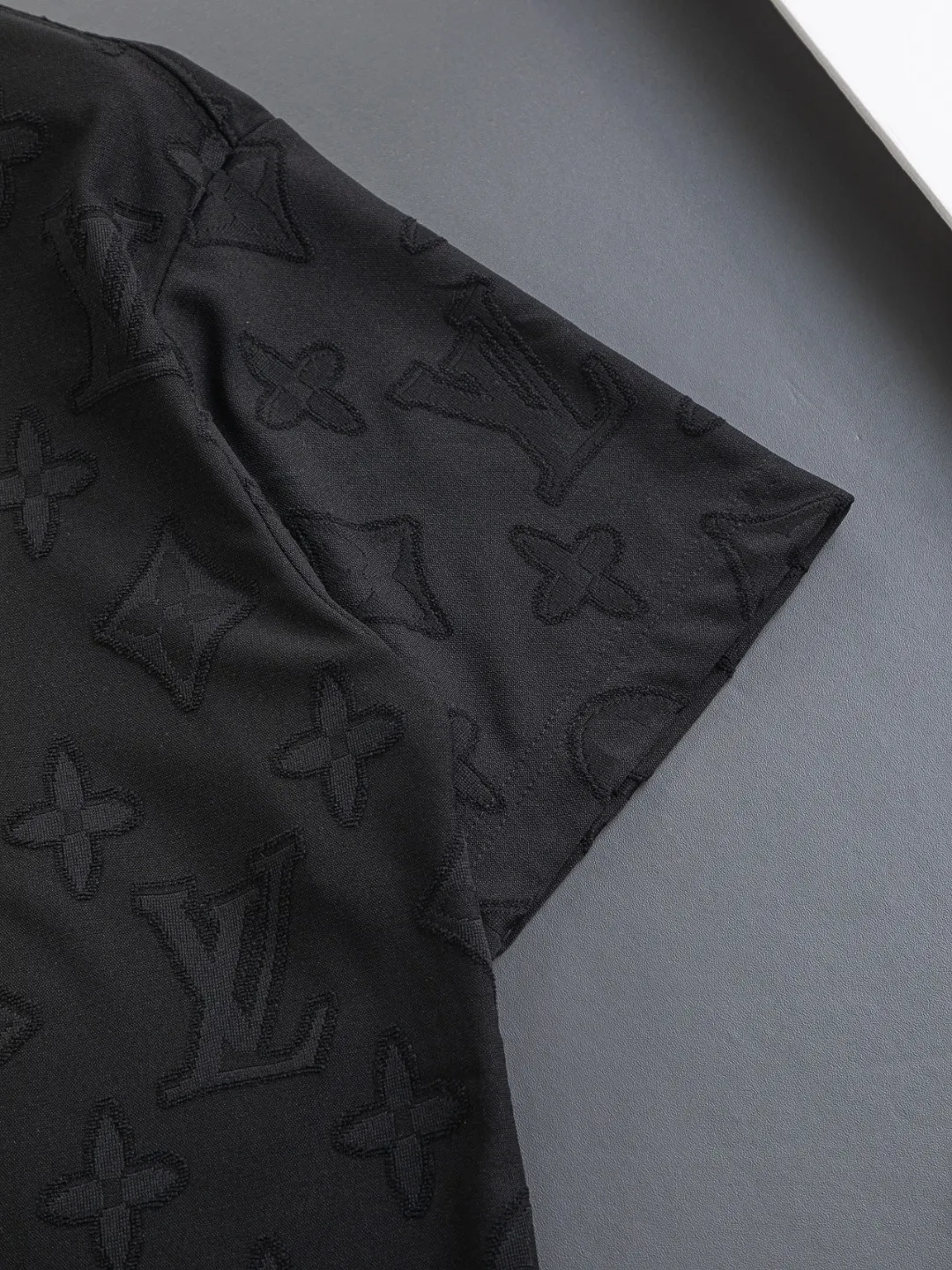 🅿️210 Louis Vuitton Louis Vuitton 1V Lujia slightly wide version S-XL LV25SS new product counter has new models at the same time, clover presbyopia letters all over the jacquard large logo letters 🪡 embroidered round neck short-sleeved T-shirt, the same style for men and women! Synchronized with the official website, pure cotton fabrics at the counter! It is close to the skin and comfortable, durable and easy to wear. It has a classic and simple logo design and meticulous original craftsmanship. Short-sleeves, a must-have item for men, are not the same as the general public, but must be unique and eye-catching. This LV short-sleeve is all about quality, comfort, the same shape and fashion as always, including the fabric and cutting process. All efforts have been made! 320 grams of washed pure cotton fabric, pure cotton is breathable, very refreshing and comfortable for daily wear. The rib knitting on the neckline is smooth and tight, and the neckline will not be skewed if you toss it at will. The loose version, you will find that it looks really good on the upper body. The overall is minimalist and neat, super versatile for daily use! Pair it casually with a pair of pants for a youthful look. A T-shirt will make your outfit crazy. It is a fashionable item that can never go wrong! Black, white, size: S-XL Size chart: S: Shoulder width 50-Bust 54-Length 70 M: Shoulder width 52-Bust 56.5-Length 72 L: Shoulder width 54-Bust 59-Length 74 XL: Shoulder width 56-Bust 61.5-Length 76